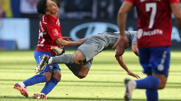 Аббосбек Файзуллаев нарушает правила против игрока соперника