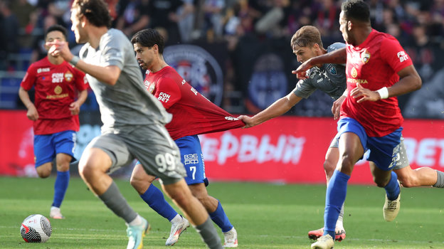 Николоз Кутателадзе пытается удержать Виктора Давилу в матче ЦСКА — «Пари НН»