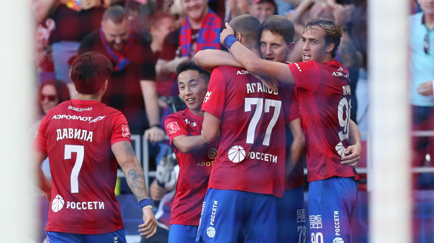 Футболисты ЦСКА празднуют гол Игоря Дивеева в матче ЦСКА — «Пари НН»