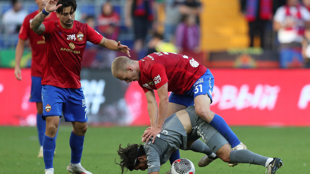 Футболисты Матвей Кисляк и Валерий Царукян в матче ЦСКА — «Пари НН»