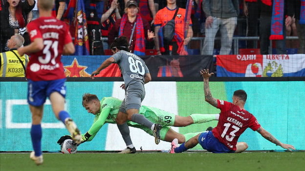 Футболисты Валерий Царукян атакует ворота Владислава Торопа в матче ЦСКА — «Пари НН»
