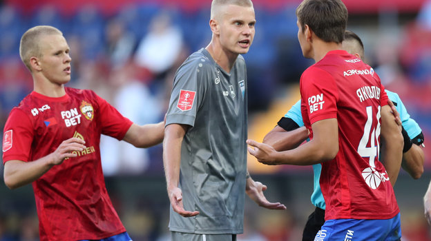 Футболисты Виктор Александров и Владислав Яковлев устроили стычку в матче ЦСКА — «Пари НН»