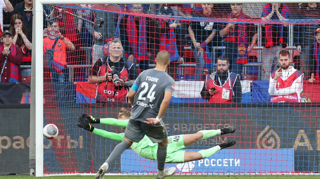 Футболист Владислав Тороп отбивает удар Кирилла Гоцука в матче ЦСКА — «Пари НН»