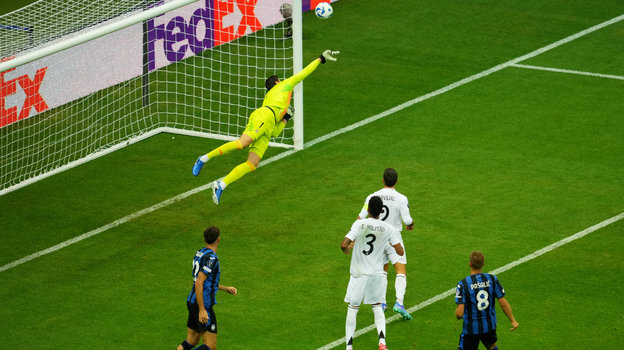 Тибо Куртуа отбивает удар Марио Пашалича.