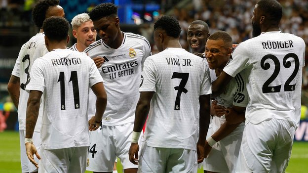 Килиан Мбаппе (второй справа) празднует первый гол за «Реал» вместе с одноклубниками.