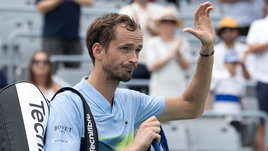 Медведев проиграл третий матч подряд. Виновата Олимпиада?