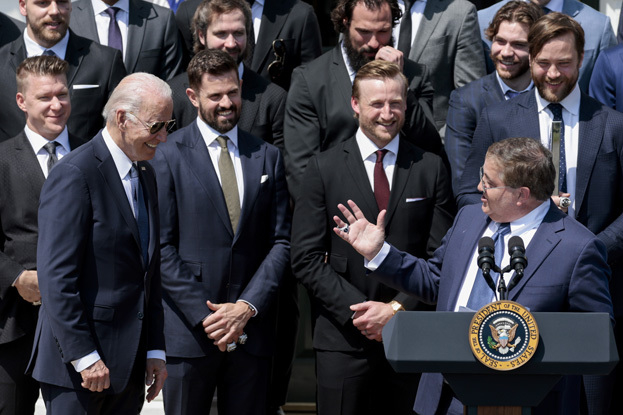 Джеффри Виник (справа) приветствует Джо Байдена на встрече с командой в Белом доме. Джеффри Виник (справа) приветствует Джо Байдена на встрече с командой в Белом доме