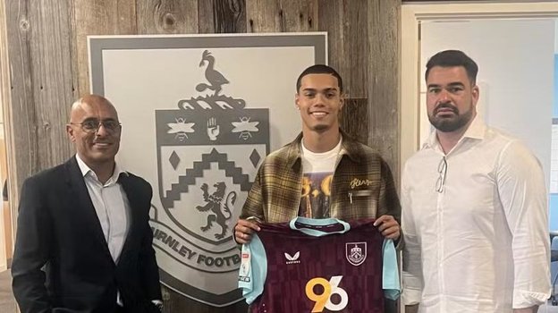 Жоао Мендеш (в центре).