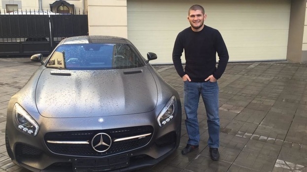 Хабиб Нурмагомедов и его автомобиль Mercedes-Benz AMG GT S.