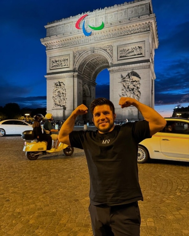 Генри Сехудо в Париже.