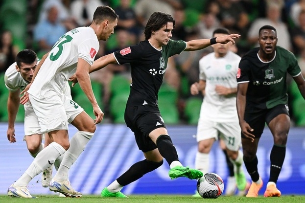 Полузащитник «Краснодара» Данила Козлов (в центре) в матче против «Ахмата».