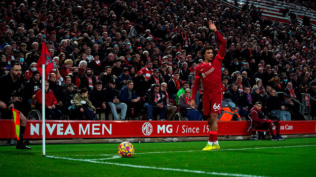 Трент Александер-Арнолд подает угловой.