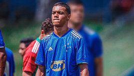 Сын Роналдиньо ушел из «Барселоны» в «Бернли». Он реально талант или все решают связи?