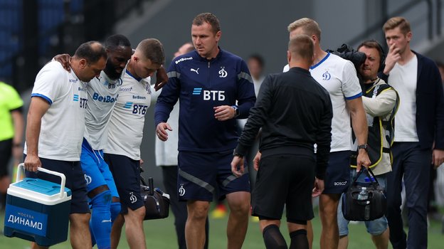 Муми Нгамале покидает поле.