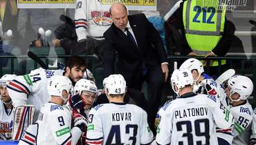 Евгений Бирюков (четвертый слева), Майк Кинэн — тренер «Металлурга».