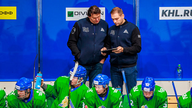 Евгений Бирюков (справа) — на тренерской скамейке «Салавата Юлаева».