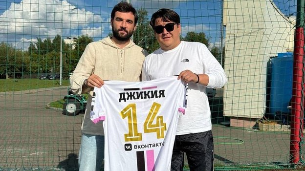 Георгий Джикия и президент ФК 10 Азамат Мусагалиев.