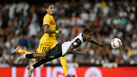 «Барселона» и «Ливерпуль» выиграли с новыми тренерами, Оздоев и Чалов отличились за ПАОК, во Франции — жуткая травма