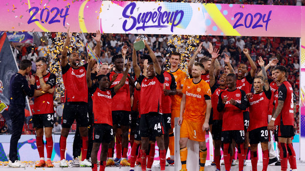 «Байер» празднует победу в Суперкубке Германии.