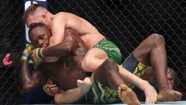 Дю Плесси защитил пояс от Адесаньи! Проигрывал почти без шансов, но потряс и задушил бывшего чемпиона