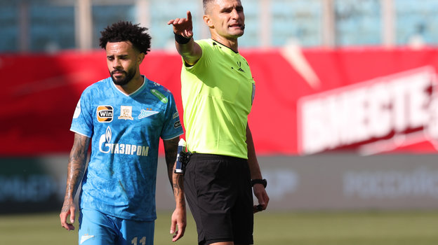Клаудиньо и главный арбитр матча Алексей Сухой