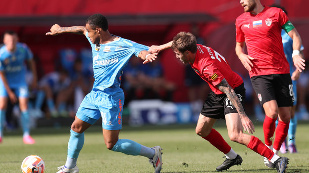 Педро (№24) уходит от Дани Фернандеса