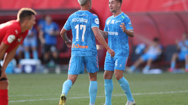 Футболисты Андрей Мостовой и Юрий Горшков празднуют гол