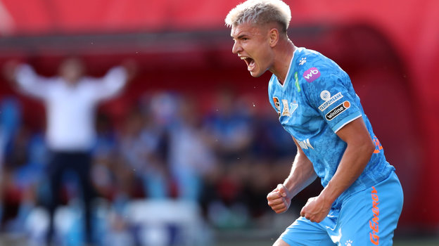 Андрей Мостовой празднует гол