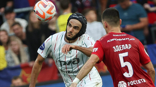 Нападающий «Локомотива» Тимур Сулейманов доигрывал матч с ЦСКА в защитном шлеме.