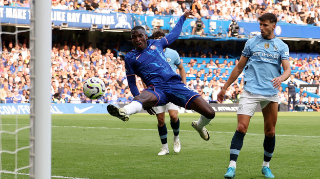 Форвард «Челси» Нико Джексон бьет по воротам «Манчестер Сити».