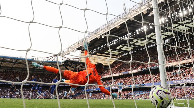Мяч в воротах «Челси» после удара полузащитника «Манчестер Сити» Матео Ковачича.