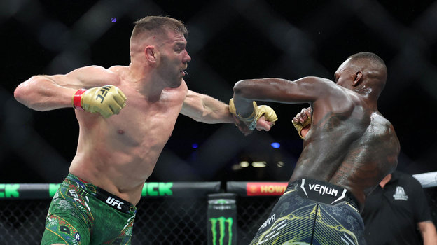 Дрикус Дю Плесси (слева) в поединке с Израэлем Адесаньей.