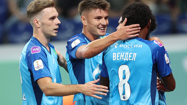 Футболисты «Зенита» Максим Глушенков, Андрей Мостовой и Вендел.