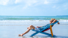 Мужчина отдыхает на пляже