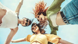 Три подруги веселятся