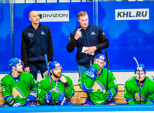 Виктор Козлов на скамейке «Салавата Юлаева».