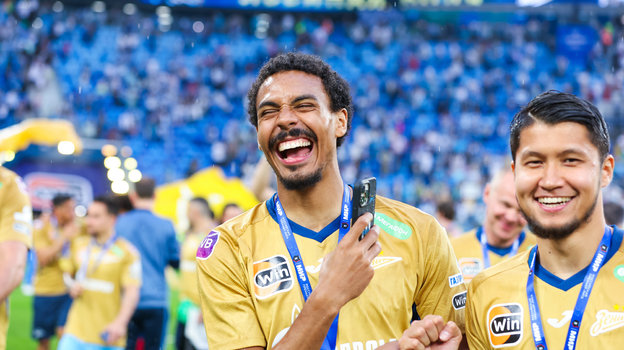 Вильсон Изидор радуется победе «Зенита» в РПЛ-2023/24.