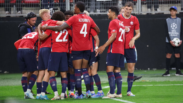 Футболисты «Лилля» празднуют гол в ворота «Славии».