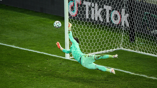 Янн Зоммер отразил пенальти от Килиана Мбаппе в 1/8 финала Евро-2020.