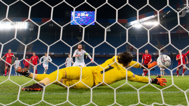 Янн Зоммер отразил пенальти от Серхио Рамоса в Лиге наций-2020.