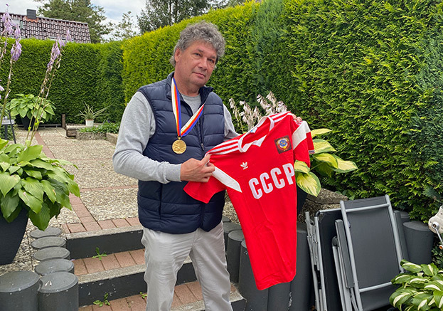 Юрий Савичев c олимпийскими медалью и футболкой сборной СССР.
