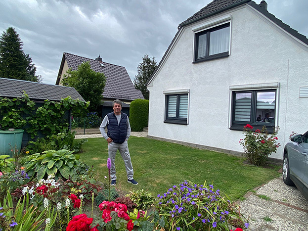 Юрий Савичев рядом со своим домом.