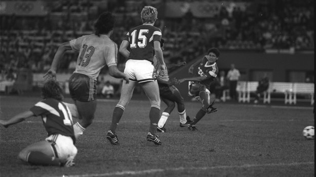 Юрий Савичев (справа) в финальном матче с Бразилией.