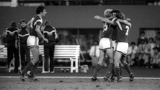 Партнеры по сборной поздравляют Юрия Савичева с забитым мячом.