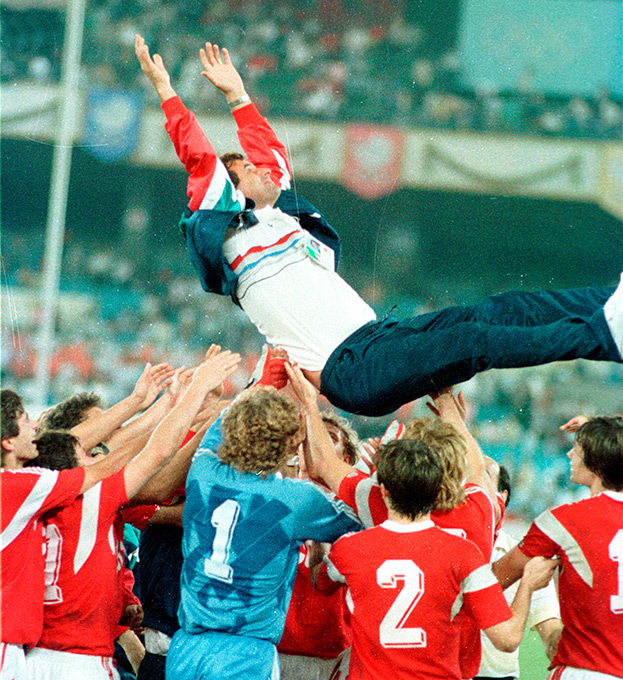 Футболисты сборной СССР качают Анатолия Бышовца.