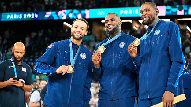 Стеф Карри, Леброн Джеймс и Кевин Дюрант с золотыми медалями Олимпиады в Париже.