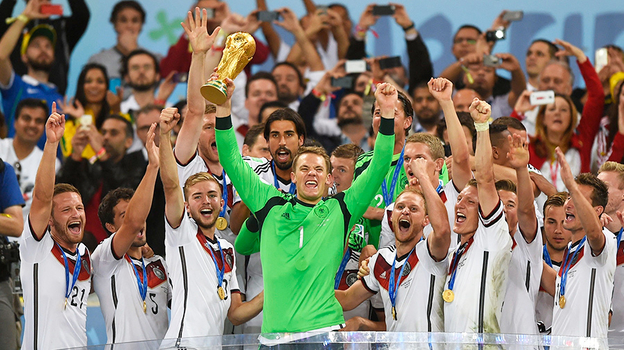 Мануэль Нойер поднимает кубок чемпионов мира в 2014 году.