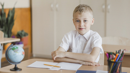 Мальчик сидит за партой