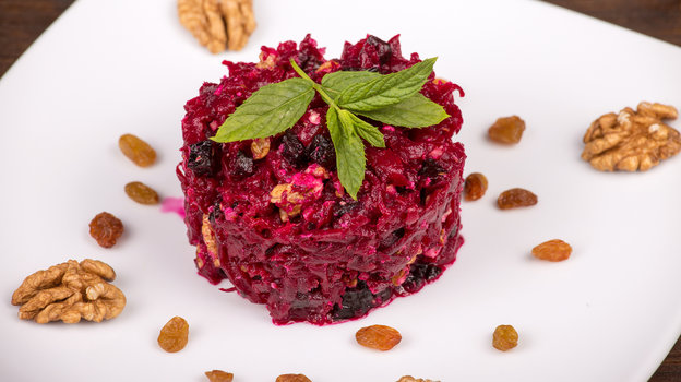 Что приготовить с черносливом. Салат с черносливом