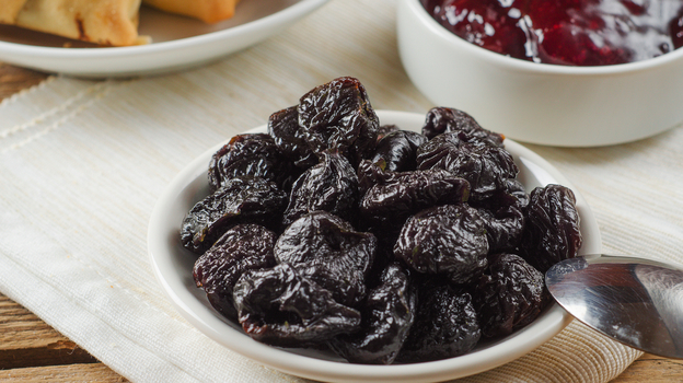 Чернослив в косметологии. Чернослив на тарелке